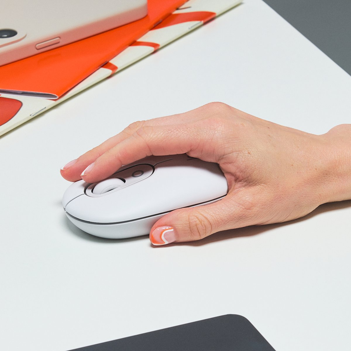 Logitech POP Wireless Mouse Off-White SmartWheel scrolling in use